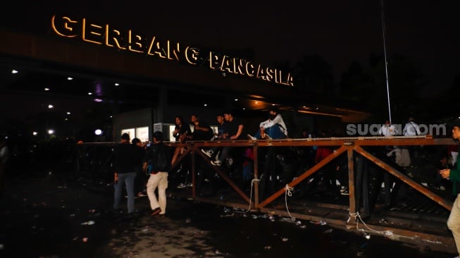 Suasana di sekitar pintu belakang gedung DPR RI paska aksi unjuk rasa di Jakarta, Kamis (22/8/2024). [Suara.com/Alfian Winanto]