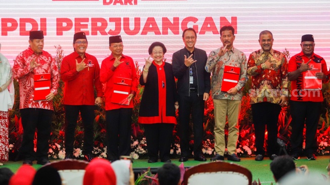 Ketua Umum PDI Perjuangan Megawati Soekarnoputri (tengah) bersama para Calon Kepala Daerah di Kantor DPP PDIP, Jakarta, Kamis (22/8/2024). [Suara.com/Alfian Winanto]