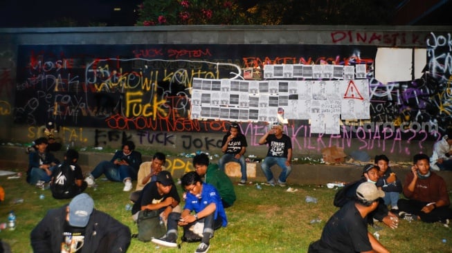 Suasana di sekitar pintu belakang gedung DPR RI paska aksi unjuk rasa di Jakarta, Kamis (22/8/2024). [Suara.com/Alfian Winanto]