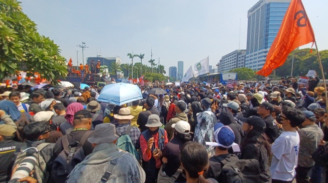 Suasana demonstrasi di depan Gedung DPR, Kamis (22/8/2024). (Suara.com/Ramadhani)