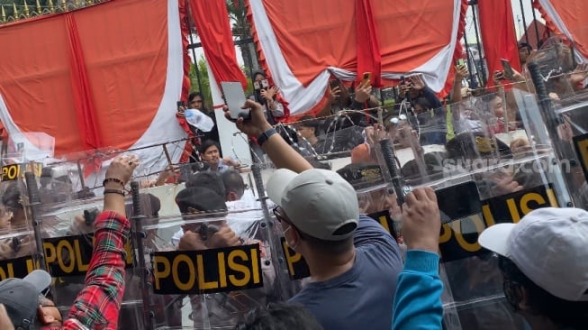 Dihujani Botol Plastik, Pendemo Kawal Putusan MK Maki-maki Perwakilan Baleg DPR: Jangan Lagi Percaya Mereka!