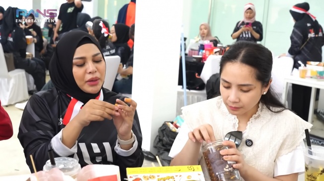 Potret Nagita Slavina dan Aurel Hermansyah (YouTube/Rans Entertainment)