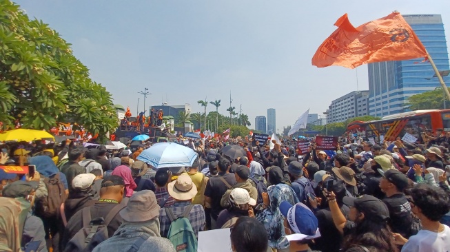 LIVE STREAMING: #KAWALPUTUSANMK, Rakyat Geruduk Gedung DPR