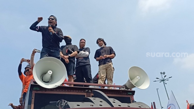 Abdur Arsyad bersama Arie Kriting, Adjis Doaibu dan Bintang Emon saat orasi di depan Gedung DPR RI, Senayan, Jakarta Pusat pada Kamis (22/8/2024). [Suara.com/Rena Pangesti]