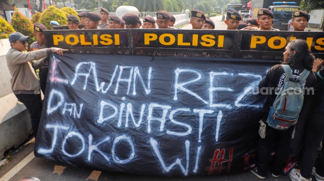 Massa aksi yang terdiri dari mahasiswa dan elemen masyarakat lainnya saat menggelar aksi unjuk rasa di depan gedung KPU RI Jakarta, Jumat (23/8/2024). [Suara.com/Alfian Winanto]