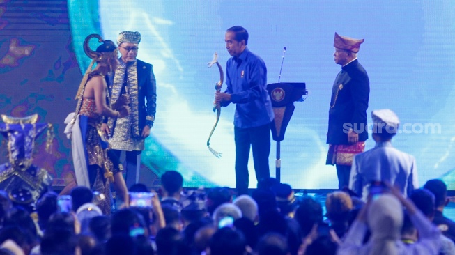 Presiden Joko Widodo (tengah) bersama dengan Ketua Umum PAN Zulkifli Hasan (kiri) dan Ketua Majelis Penasihat Partai PAN Hatta Rajasa (kanan) saat membuka Kongres ke-6 PAN di Jakarta, Jumat (23/8/2024).  [Suara.com/Alfian Winanto]