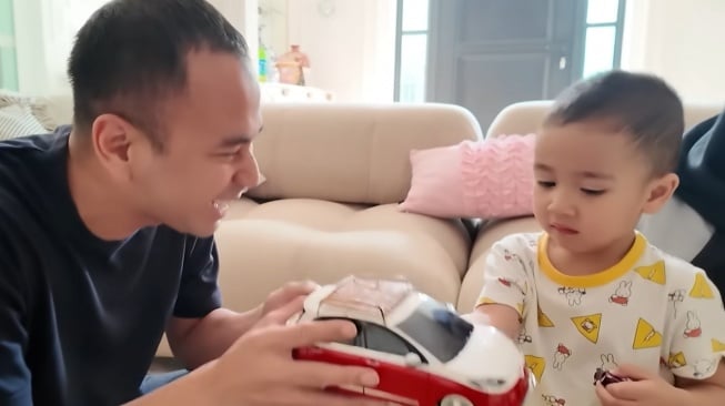 Raffi Ahmad saat memberikan mobil mainan pada Cipung (Youtube)