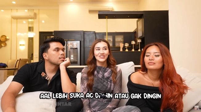 Potret Thariq Halilintar, Aaliyah Massaid, dan Zahwa Massaid saat membuat konten YouTube bersama (YouTube/Thariq Halilintar)