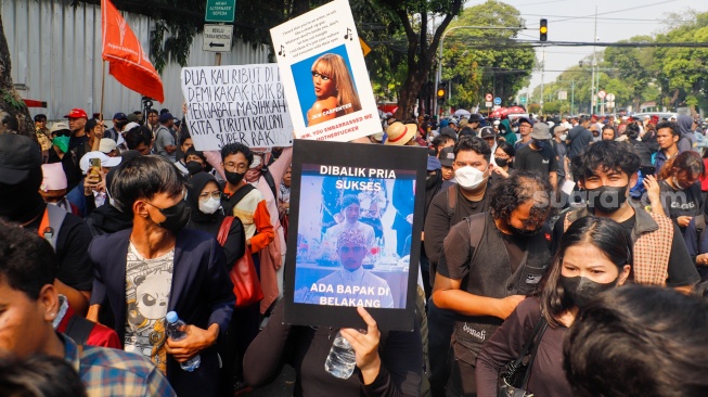 Massa aksi yang terdiri dari mahasiswa dan elemen masyarakat lainnya saat menggelar aksi unjuk rasa di depan gedung KPU RI Jakarta, Jumat (23/8/2024). [Suara.com/Alfian Winanto]