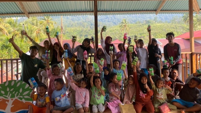 Komunitas Rimba Peduli di Sungai Pinang, Pesisir Selatan, juga membangun Rumah Pendidikan untuk menanamkan kecintaan anak-anak terhadap alam. [Dok.Istimewa]