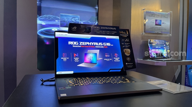 Laptop gaming Asus ROG Zephyrus G16 (GA605) yang resmi meluncur ke Indonesia pada Kamis (22/8/2024). [Suara.com/Dicky Prastya]