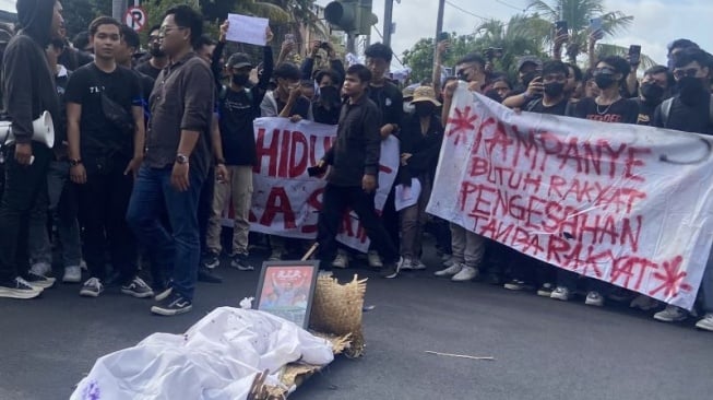 Demo Kawal Putusan MK di Bali, Massa Peragakan Ngaben Dan Nyanyikan Kidung Kematian