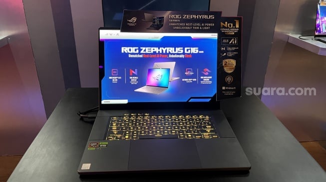 Laptop gaming Asus ROG Zephyrus G16 (GA605) yang resmi meluncur ke Indonesia pada Kamis (22/8/2024). [Suara.com/Dicky Prastya]