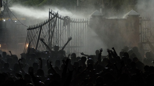 Pihak Kepolisian menembakan water canon ke arah pengunjuk rasa saat aksi kawal putusan MK di depan Gedung DPRD Jawa Barat, Bandung, Jawa Barat, Kamis (22/8/2024). [ANTARA FOTO/Novrian Arbi].