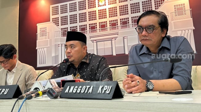 Ketua KPU Mochammad Afifudin (tengah). (Suara.com/Dea)