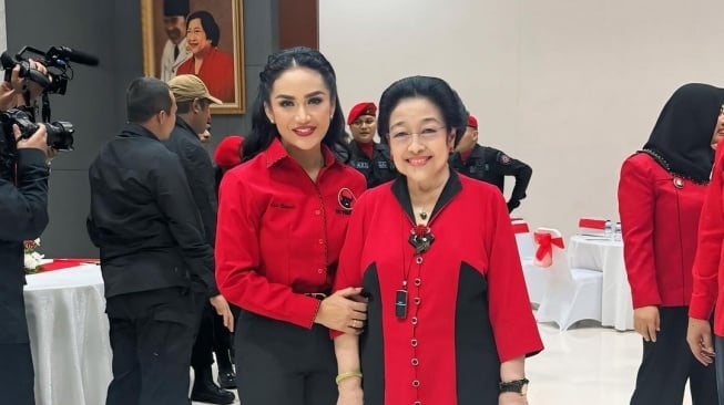 Potret Kris Dayanti bersama Ketua Umum PDIP Megawati Soekarnoputri (Instagram/krisdayantilemos)