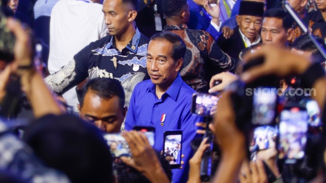 Presiden Joko Widodo (tengah) berjalan usai menghadiri pembukaan Kongres ke-6 PAN di Jakarta, Jumat (23/8/2024).  [Suara.com/Alfian Winanto]