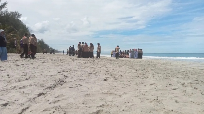 Daftar 3 Pantai di Pasaman Barat yang Wajib Dikunjungi Saat Liburan, Pasirnya Putih!