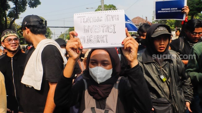 Massa aksi yang terdiri dari mahasiswa dan elemen masyarakat lainnya saat menggelar aksi unjuk rasa di depan gedung KPU RI Jakarta, Jumat (23/8/2024). [Suara.com/Alfian Winanto]