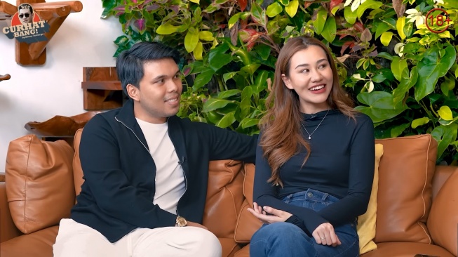 Potret Thariq Halilintar dan Aaliyah Massaid saat menjadi bintang tamu konten YouTube Denny Sumargo (YouTube/CURHAT BANG Denny Sumargo)