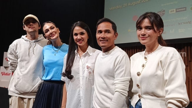 Luna Maya dan bersama rekan artis menggelar jumpa pers di kawasan Senayan, Jakarta Pusat, Sabtu (24/8/2024). Luna akan membuat acara tenis bertajuk "Tenis Bareng Luna" di mana acara ini akan digelar Senin, 26 Agustus 2024. [Rena Pangesti/Suara.com]