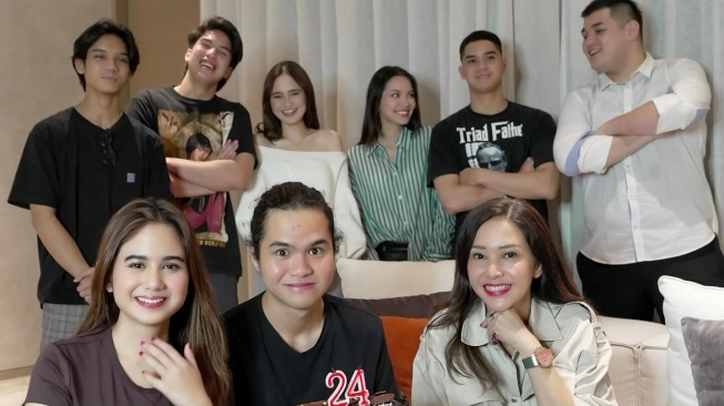 Maia Estianty dan Al, El, Dul bersama kekasih masing-masing. [Instagram/@tissabiani]