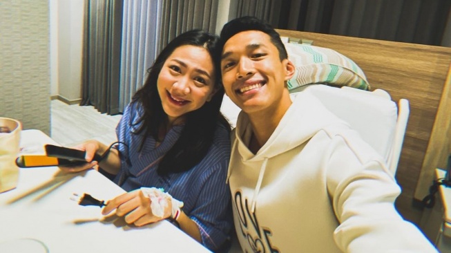 Jonathan Christie mendampingi sang istri, Shanju yang baru saja melahirkan anak pertama berjenis kelamin laki-laki. [Instagram]