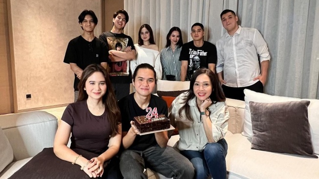 Dul Jaelani Ultah dan dihadiri orang-orang terdekat seperti Maia Estianty, Al Ghazali, El Rumi, Tissa Biani, Syifa Hadju, dan Alyssa Daguise. (Instagram/@tissabiani)