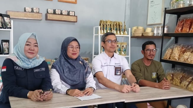 Perwakilan HaKi, Aidil Fikri (paling kanan), SPM Creating Shared Value PT Pusri Palembang Rahmawati (dua dari kanan) memjelaskan mengenai program Rumah Kopi Ringkeh