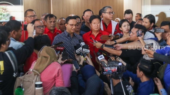 Anies Baswedan bersama Ketua DPD PDIP Ady Widjaja (tengah) menemui awak media usai menggelar pertemuan di kantor DPD PDIP, Jakarta, Sabtu (24/8/2024).  [Suara.com/Alfian Winanto]