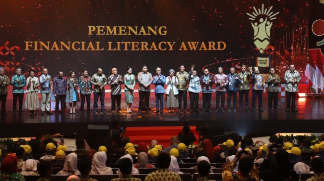 Konsisten Edukasi Keuangan Generasi Muda, bank bjb Raih 2 Penghargaan Financial Literacy Award dari OJK