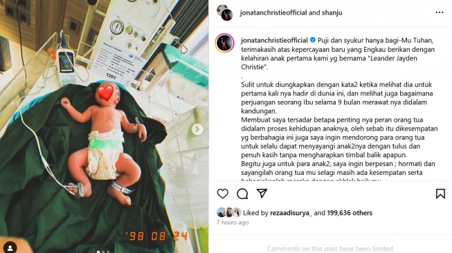 Jonathan Christie dan Shanju mengumumkan kelahiran anak pertama mereka yang berjenis kelamin laki-laki. [Instagram]