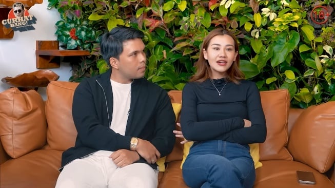 Potret Thariq Halilintar dan Aaliyah Massaid saat menjadi bintang tamu konten YouTube Denny Sumargo (YouTube/CURHAT BANG Denny Sumargo)