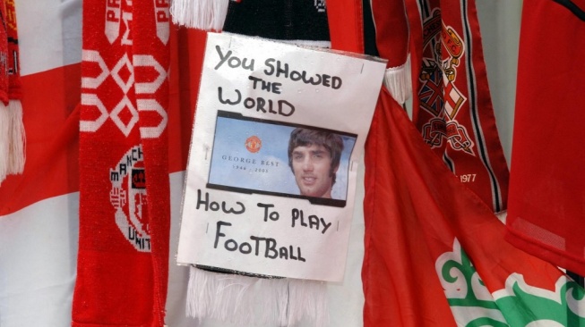 Penghormatan untuk George Best yang berbunyi "Anda menunjukkan kepada dunia cara bermain sepak bola" ditinggalkan di lapangan sepak bola Old Trafford milik Manchester United di Manchester, 30 November 2005. [Dok. AFP]