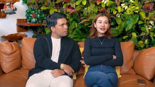 Potret Thariq Halilintar, Aaliyah Massaid saat menjadi bintang tamu konten YouTube Denny Sumargo (YouTube/CURHAT BANG Denny Sumargo)