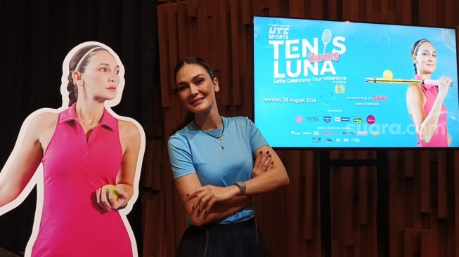 Luna Maya menggelar jumpa pers dalam rangka sang artis menggelar pertandingan tenis bersama rekan artis bertajuk "Tenis Bareng Luna" di kawasan Senayan, Jakarta Pusat, Sabtu (24/8/2024). Acara ini sendiri akan digelar Senin, 26 Agustus 2024. [Rena Pangesti/Suara.com]