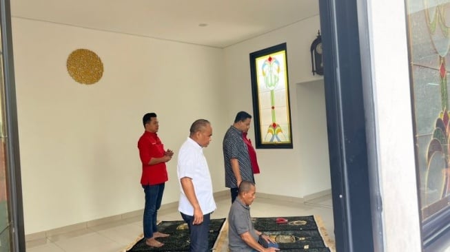 Mantan Gubernur DKI Jakarta Anies Baswedan melaksanakan salat zuhur berjamaah di Kantor DPD PDIP Jakarta, Cakung, Jawa Timur, Sabtu (24/8/2024). (Foto dok. DPD PDIP Jakarta)