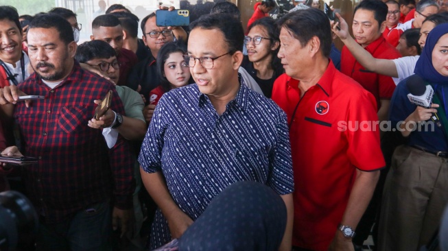 Anies Baswedan (tengah) saat mendatangi kantor DPD PDIP, Jakarta, Sabtu (24/8/2024).  [Suara.com/Alfian Winanto]