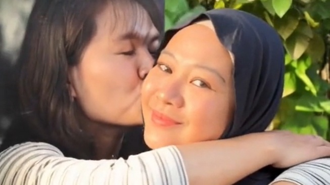 Cara Edit Foto Jadi Video Dipeluk Pakai Vidu Studio, Sedang Tren di TikTok!