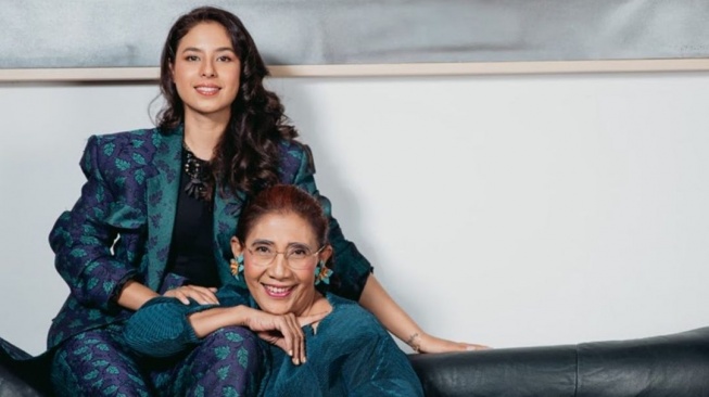 Susi Pudjiastuti bersama putrinya, Nadine Kaiser. [Instagram]