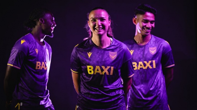 Marselino Ferdinan (kanan) menjadi model Oxford United dalam memperkenalkan jersey baru mereka untuk musim 2024/2025. [Instagram: Oxford United]