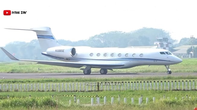 Private Jet Gulfstream G650ER mendarat di bandara (Youtube)