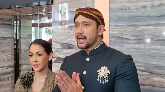 Tora Sudiro dan Mieke Amalia usai akad nikah sang anak, Azzahra Nabila Sudiro di kawasan Mega Kuningan, Jakarta, Minggu (25/8/2024). [Suara.com/Adiyoga Priyambodo]