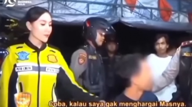 Polwan Brigadir Putri Cikita melabrak pria lantaran dianggap tak sopan saat diinterogasi petugas. (tangkapan layar/Instagram)