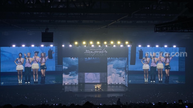 Girlband Aespa saat menggelar konser SYNK: PARALLEL LINE in Jakarta di Beach City International Stadium, Ancol, Jakarta Utara, Sabtu (24/8/2024). [Suara.com/Tiara Rosana]