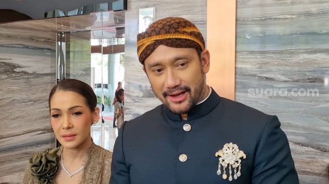 Tora Sudiro dan Mieke Amalia usai akad nikah sang anak, Azzahra Nabila Sudiro di kawasan Mega Kuningan, Jakarta, Minggu (25/8/2024). [Suara.com/Adiyoga Priyambodo]