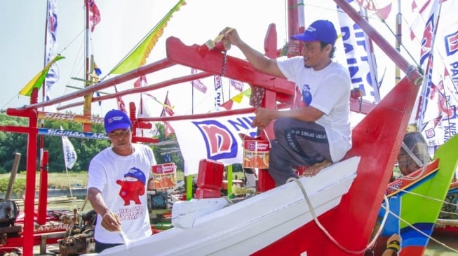 Menyemarakkan tradisi Sedekah laut di perayaan HUT Kemerdekaan RI Ke-79, para nelayan menghias kapal dengan berbagai ornamen bernuansa kemerdekaan dan unsur warna ‘Merah Putih’ untuk berpawai di Laut Jawa di kawasan Desa Mundupesisir. (Foto: Dok.  Nippon Paint Indonesia)