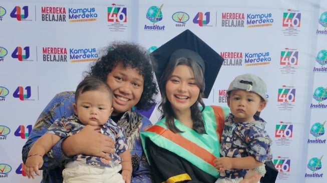 Marshel Widianto di acara wisuda istri. (Instagram)