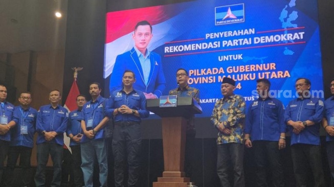 Ketua Umum Partai Demokrat, Agus Harimurti Yudhoyono (AHY) menyerahkan surat rekomendasi dukungan kepada Calon Gubernur dan Calon Wakil Gubernur untuk Provinsi Kalimantan Barat (Kalbar) dan Maluku Utara (Malut). (Suara.com/Fakhri)