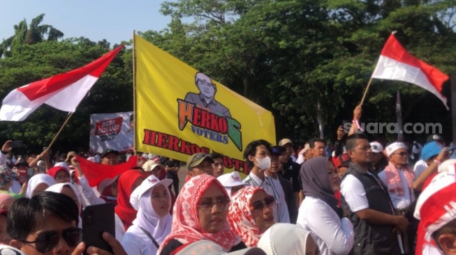 Acara deklarasi bakal calon wali Kota Bekasi dan bakal calon wakil wali Kota Bekasi Heri Koswara-Sholihin di alun-alun M Hasibuan, Minggu (25/8/2024). [Suara.com/Mae Harsa]